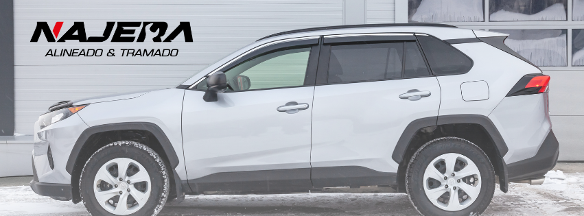 La alineación de las ruedas es un aspecto fundamental para garantizar la seguridad y eficiencia de tu Toyota RAV4. Una alineación correcta no solo mejora el manejo del vehículo sino que también prolonga la vida útil de los neumáticos y mejora el rendimiento general. En este artículo, exploraremos cómo realizar correctamente una alineación en tu Toyota RAV4, destacando cada paso y consideración necesaria para mantener tu vehículo en óptimas condiciones.